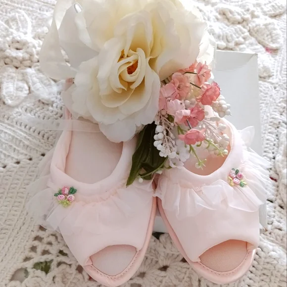 UNWORN, PRECIOUS, PINK BRIDAL SLIPPERS IN ORIGINAL GIFT BOX FROM THE 1950S! - Picture 10 of 15